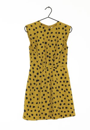 Żółta sukienka w czarne groszki, bez ramiączek, okrągły dekolt, marszczona talia, sięgająca powyżej kolan, uszyta z lekkiego materiału.