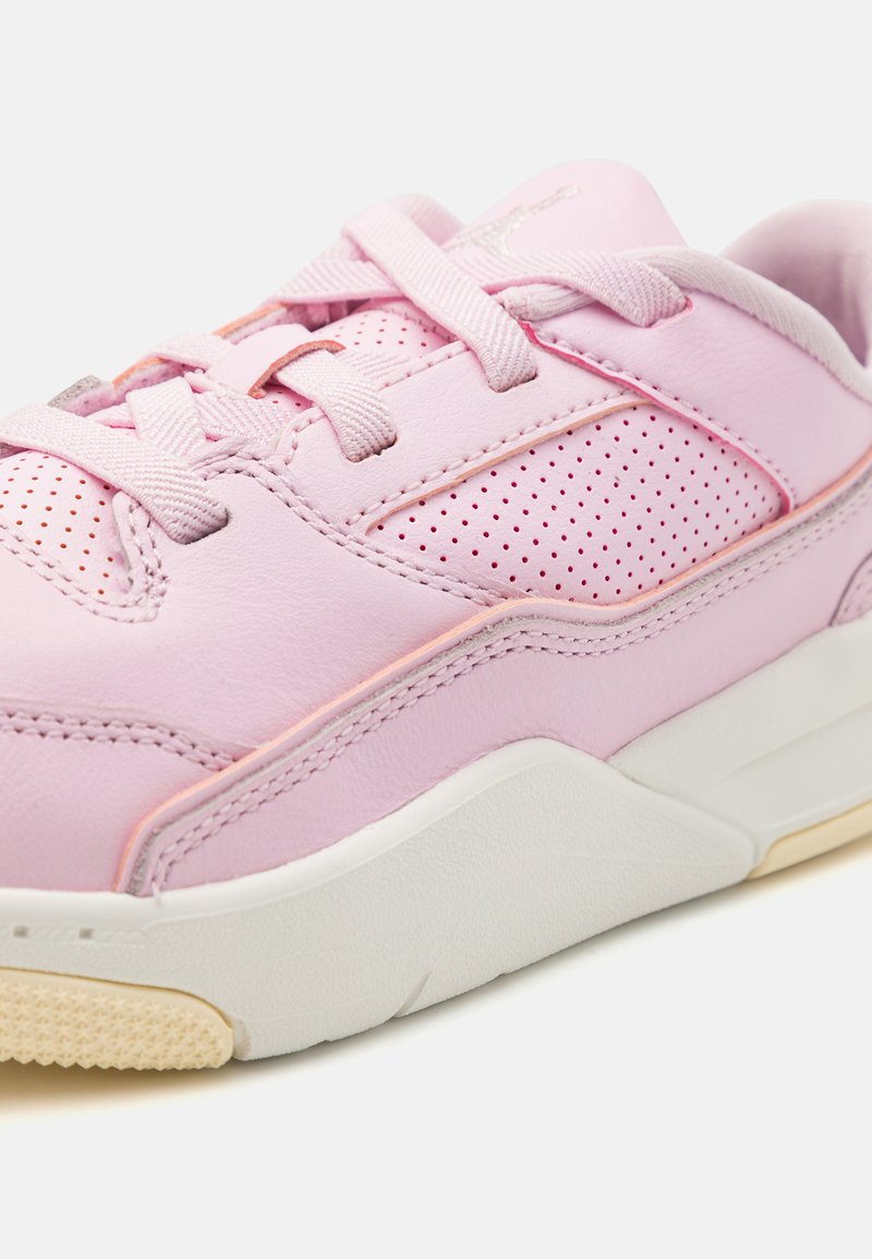 Baskets en cuir rose avec des perforations, à lacets et semelle en caoutchouc blanche. Des accents latéraux en rose clair améliorent l'apparence générale.
