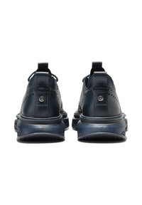 Marine leren schoenen met een geperforeerd ontwerp, ronde neus en platte rubberen zool. Heeft twee handvatten voor eenvoudig aan- en uittrekken. Verfraaid met een logo-detail.