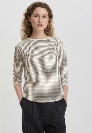 Gestreepte lange mouwen top in crème en zwart, gemaakt van zacht materiaal, met een bootnek en een relaxte pasvorm met driekwart mouwen.