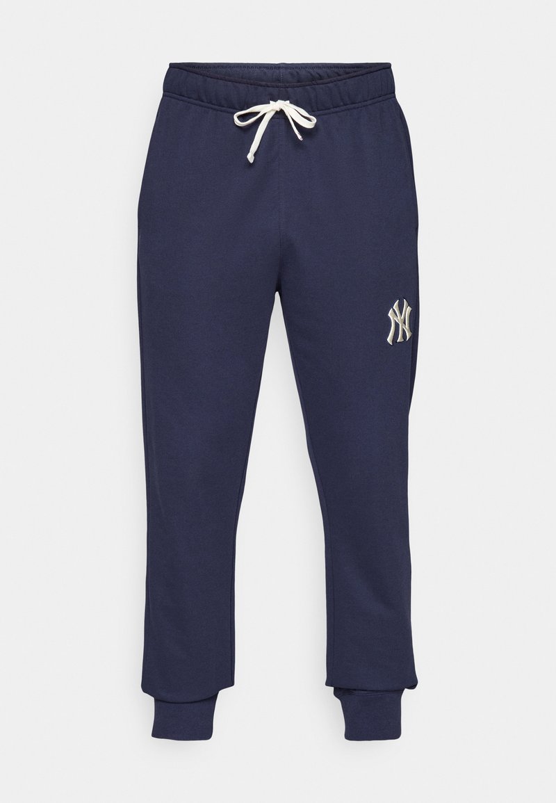Marineblauwe sweatpants van zachte stof, voorzien van een elastische tailleband met trekkoord en geribde boorden. Aan de linkerkant van de heup bevindt zich een logo detail.