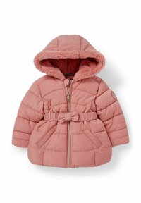 Růžová zimní bunda s kapucí, vyplněná vatou, s umělým kožíškem uvnitř, páskem v pase a dvěma předními kapsami. Má diagonální prošívání.