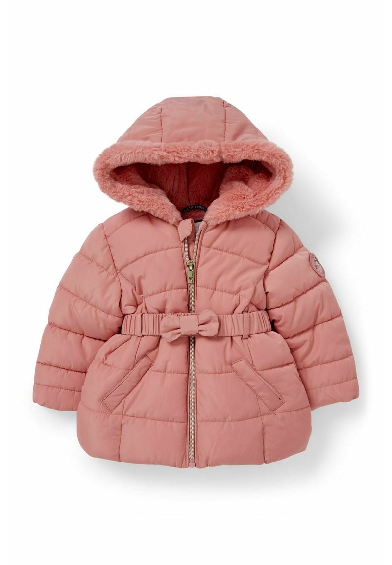 Růžová zimní bunda s kapucí, vyplněná vatou, s umělým kožíškem uvnitř, páskem v pase a dvěma předními kapsami. Má diagonální prošívání.