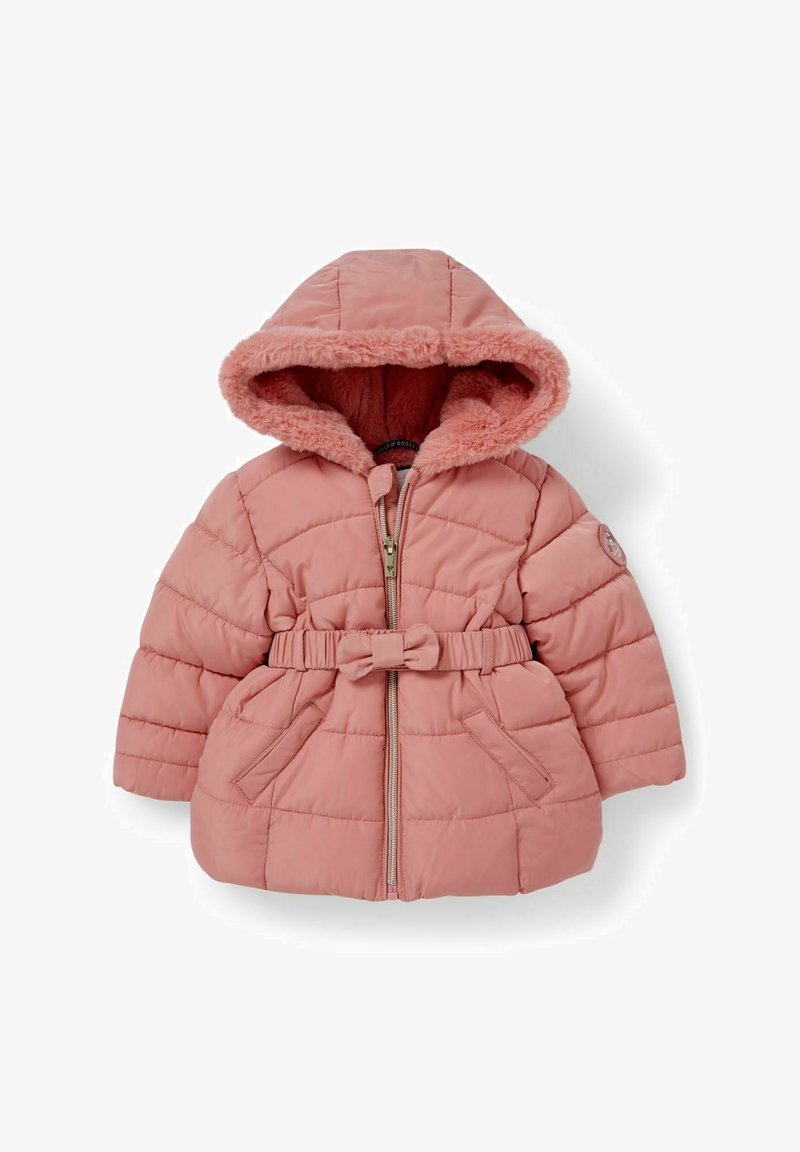 Růžová zimní bunda s kapucí, vyplněná vatou, s umělým kožíškem uvnitř, páskem v pase a dvěma předními kapsami. Má diagonální prošívání.