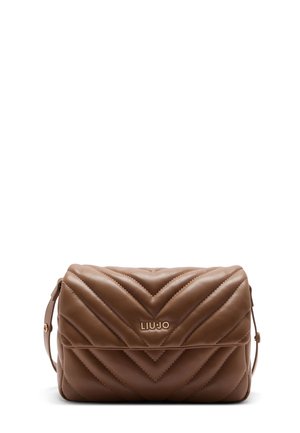 Sac à bandoulière en cuir matelassé marron avec surpiqûres en chevron et logo doré "LIU JO" sur le rabat avant.