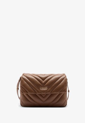 Sac à bandoulière en cuir matelassé marron avec surpiqûres en chevron et logo doré "LIU JO" sur le rabat avant.