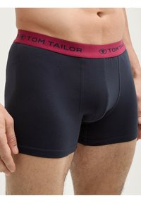 Boxers en coton bleu marine avec une ceinture élastique bordeaux arborant "TOM TAILOR" imprimé en noir. Design ajusté avec des bords sans coutures.