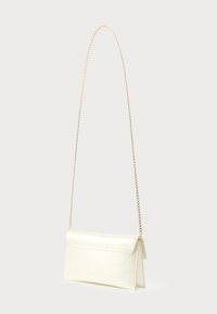 Λευκή τσάντα χιαστί από δέρμα με αναδιπλούμενο καπάκι, που διαθέτει μακριά χρυσή αλυσίδα και λεία, λαμπερή υφή.