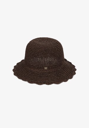 Chapeau seau marron au crochet avec bord festonné et petit emblème logo doré à l'avant.