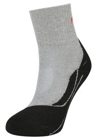 Calzino performante grigio e nero con bordo ribattuto, punta rinforzata e supporto per l'arco. Presenta ventilazione a rete e accento del logo rosso.