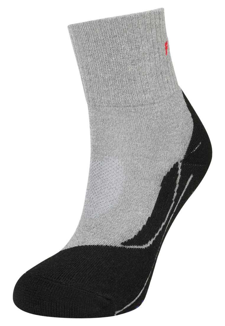 Calzino performante grigio e nero con bordo ribattuto, punta rinforzata e supporto per l'arco. Presenta ventilazione a rete e accento del logo rosso.