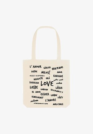 Borsa a tracolla bianca in tela con la parola "AMORE" stampata in grassetto nero, circondata da varie traduzioni in diversi caratteri e dimensioni.