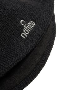 Zwarte gebreide muts met een zachte, gladde voering. Heeft een grijs geborduurd logo aan de voorkant. Concaaf ontwerp voor een snug fit.