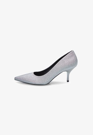 Puntige hoge hak schoen in zilveren glittertextiel, met een slanke hak, zwarte binnenkant en een gladde textuur. Ideaal voor formele gelegenheden.