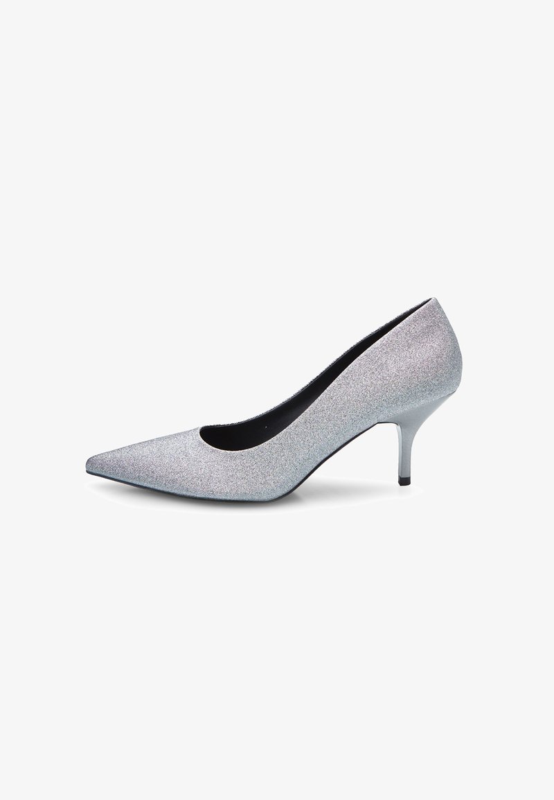 Pantofii cu toc înalt, cu vârful ascuțit, din textil cu sclipici argintiu, având un toc subțire, interior negru și o textură netedă. Ideali pentru ocazii formale.