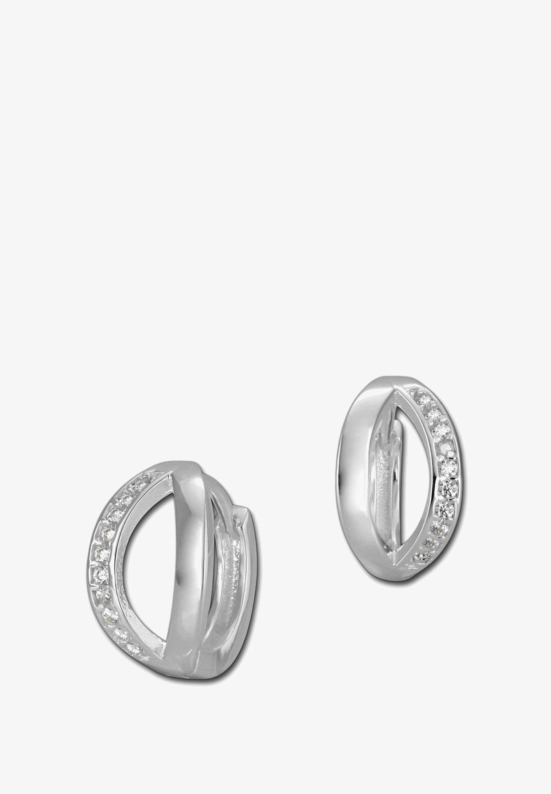 Boucles d'oreilles en argent présentant une forme ovale symétrique avec une finition polie et une rangée de petites pierres transparentes le long d'un côté.