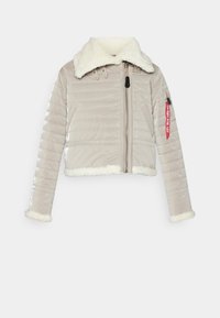 Hellbeige gesteppte Jacke mit weißem Kunstpelzkragen und -manschetten, asymmetrischem Reißverschluss vorne und rotem Etikett an der Ärmeltasche.