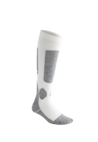 Ponožky po kolena v bílé a šedé barvě, zdobené geometrickými vzory. Horní část je bílá, zatímco část na noze a dolní části nohy mají šedou strukturu.