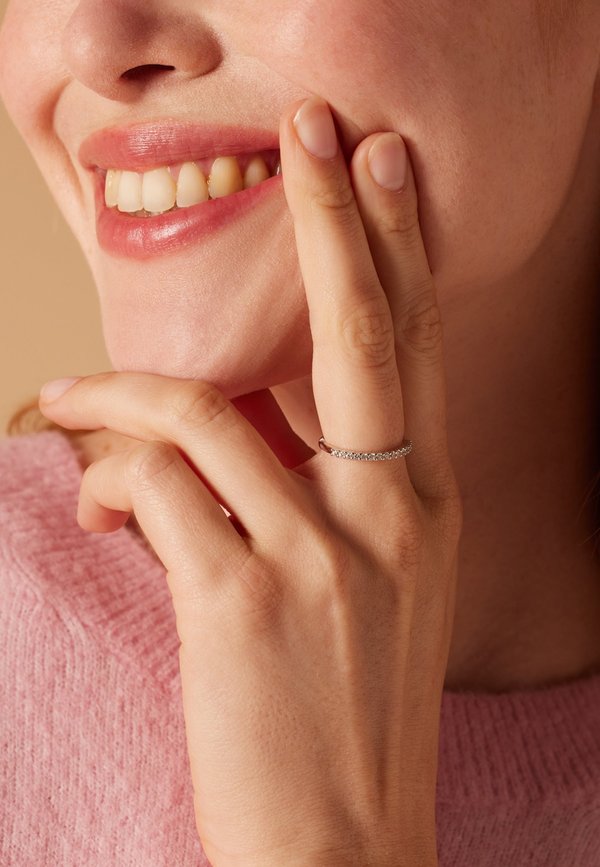 925 SILVER ROW OF 15 ZIRCONIA STONES - Ring