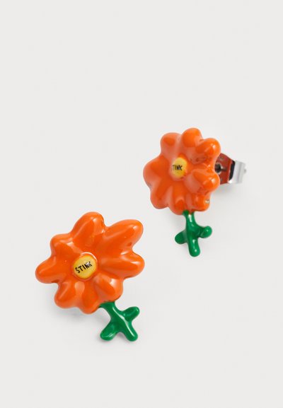 Oranžové náušnice ve tvaru květin s zelenými stonky, vyrobené z lesklého materiálu. Každý má žluté střed, na kterém je napsáno "STINK."
