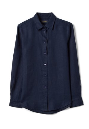 Camisa de manga larga azul marino con botones y cuello puntiagudo, dobladillo curvado, extendida sobre un fondo blanco.