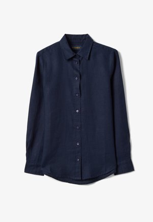 Camisa de manga larga azul marino con botones y cuello puntiagudo, dobladillo curvado, extendida sobre un fondo blanco.