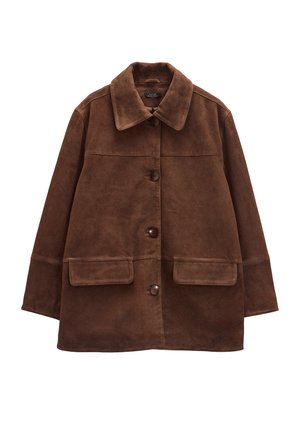 Brązowa skórzana kurtka z pointed kołnierzem, zapięciem na guziki z przodu oraz dwiema dużymi kieszeniami. Gładka tekstura z luźnym fasonem.