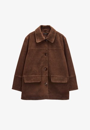 Brązowa skórzana kurtka z pointed kołnierzem, zapięciem na guziki z przodu oraz dwiema dużymi kieszeniami. Gładka tekstura z luźnym fasonem.
