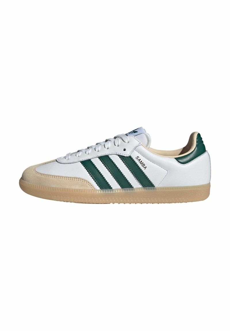 Sneaker in pelle bianca con strisce verdi, suola in gomma beige e design a profilo basso. Presenta il testo "Samba" di lato.