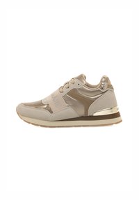 Sneakers beige con una combinazione di materiali lisci e scamosciati, caratterizzati da un elegante accento dorato, punta rotonda, lacci e una fascia decorativa.