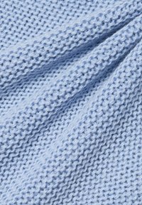 Himmelblaues Strickgewebe mit einem strukturierten Muster, das eine weiche, unebene Oberfläche und eine lockere Webart aufweist. Ideal für Bekleidung oder Heimtextilien.