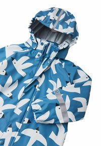 Blå vattentät jacka med ett mönster av vita fåglar, grå detaljer, dragkedjestängning och huva med elastisk trim. Idealiskt för vått väder.