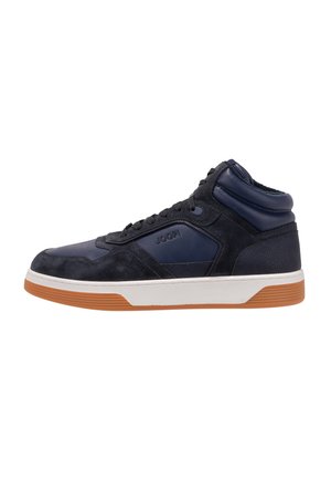 Mid-top sneaker in zwart en donkerblauw met witte zool en rubberen buitenzool, zijkant logo in reliëf, vetersluiting.