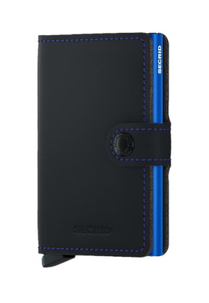 Billetera compacta de cuero negro con costuras azules, cierre de botón a presión y un compartimento para tarjetas azul visible etiquetado con "SECRID."