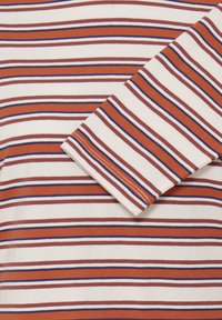 Pamut hosszú ujjú ing piros, fehér és kék vízszintes csíkokkal, kerek nyakkivágással és puha tapintással.