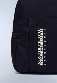 Zaino navy con tessuto texturizzato, grande stampa del logo, chiusura con cordoncino e tasca laterale in rete per ulteriore spazio di stivaggio.