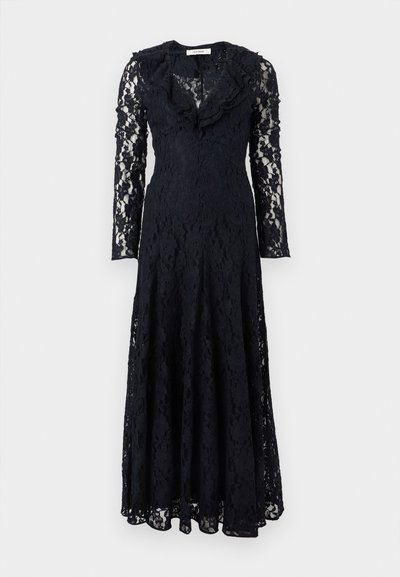 Melna ziedu mežģīņu garu piedurkņu maksi kleita ar V-veida izgriezumu un volānu apkakli, pieguloša josta un daļēji caurspīdīgas piedurkņu un svārku daļas.