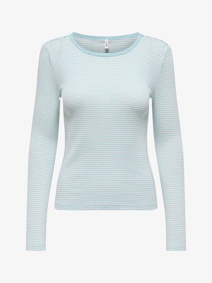 Camiseta de manga larga con rayas horizontales en azul claro y blanco, cuello redondo y silueta ajustada.