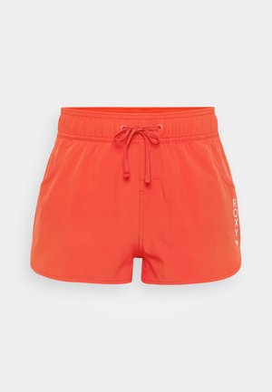 Žiarivo oranžové plavky s elastickým pásom a šnúrkou, so bočnými vreckami a bielym logom na pravej strane.