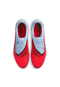 Scarpe da calcio rosse e azzurro chiaro con una tomaia testurizzata, ritagli a motivo distintivo e dettagli neri; design con lacci.