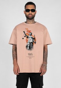 MJ Gonzales JUSTITIA  HEAVY  - Trükipildiga T-särk - amber