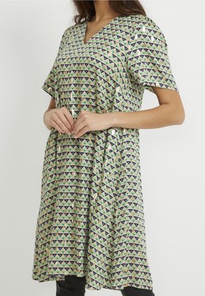 Grün-beiges Kleid mit V-Ausschnitt, kurzen Ärmeln und einem geometrischen Dreiecks-Muster in Marine und Mint mit glänzenden Akzenten.