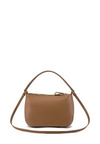 Borsa a tracolla in pelle marrone con texture granulosa, dotata di manico corto e tracolla lunga regolabile, chiusura superiore con zip.