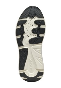 Suela de zapato en blanco y negro con goma texturizada, que presenta varios patrones de dibujo, orificios de ventilación y el logo "GEOX" estampado en el costado.