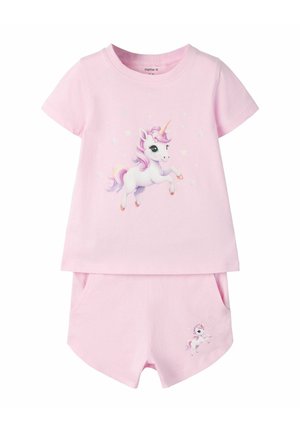 Barne rosa kortermet skjorte og shorts sett med et hvitt enhjørninggrafikk med rosa og lilla man og et gyllent horn.