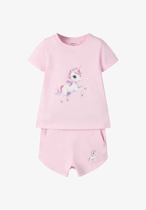 Conjunto de camiseta de manga corta y pantalones cortos rosa para niños con un gráfico de unicornio blanco con melena rosa y morada y un cuerno dorado.