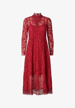 Raudonų nėrinių suknelė su aukšta apykakle, ilgomis rankovėmis ir lengvai krintančia suknele. Dekoruota sudėtingais gėlių raštais ir banguota nėrinių apdaila apačioje.