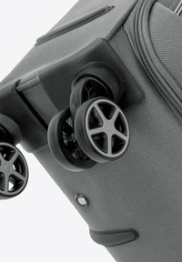 Grau harter Koffer mit schwarzen Kunststoffrädern. Die Räder haben ein Design mit fünf Speichen und sind auf einem stabilen Sockel montiert.