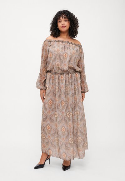 Maxiklänning med off-the-shoulder halsringning, gjord av lätt, mönstrad tyg i beige och flerfärgad paisleymönster, med puffärmar.