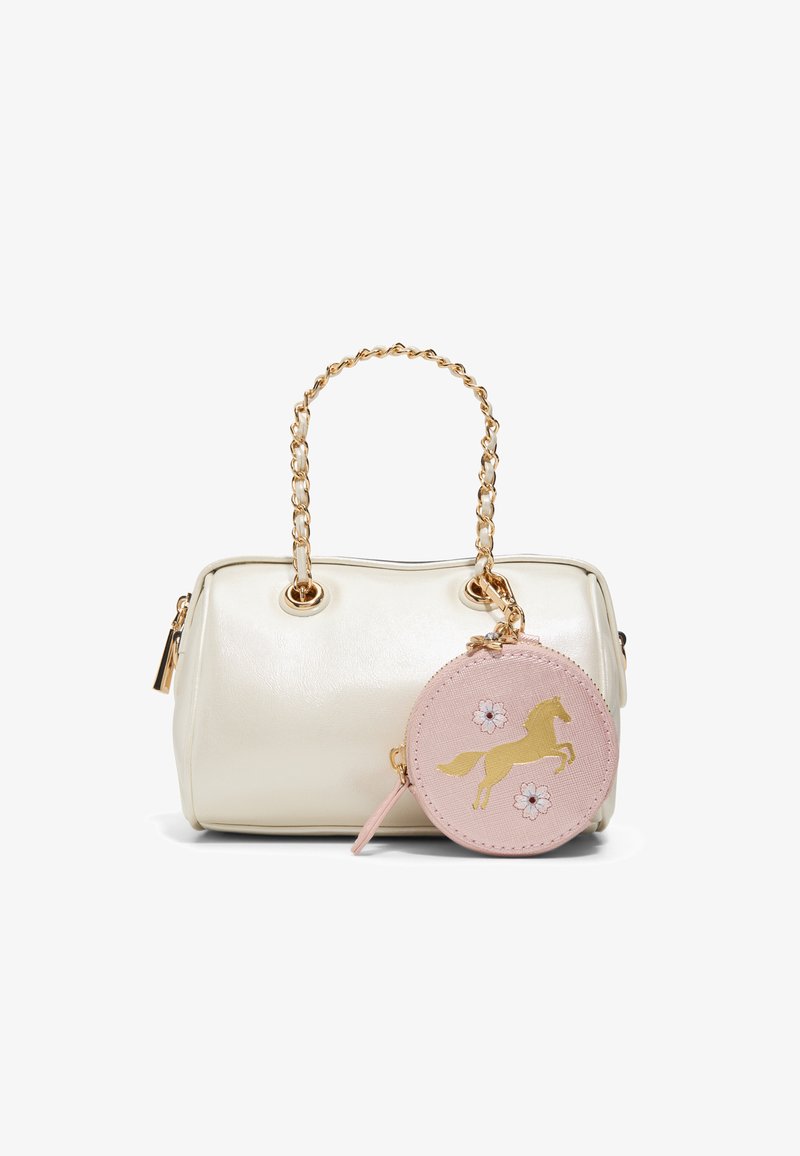 Sac à main crème avec poignées en chaîne dorée et porte-monnaie rond rose attaché, décoré d'un cheval doré et de deux fleurs blanches.